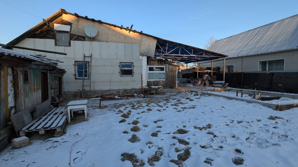 Двор с крытым навесом и запущенной территорией