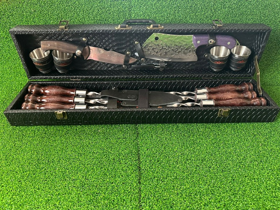 Қара қалтадағы пышақтар мен аксессуарлар жинағы