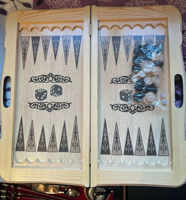 Нард ойындарына арналған ағаш тақта костілер мен фишкалармен