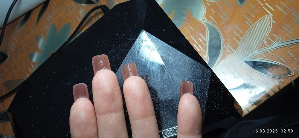 Руки с короткими, аккуратными ногтями, светлый, нейтральный цвет покрытия, на фоне черного предмета