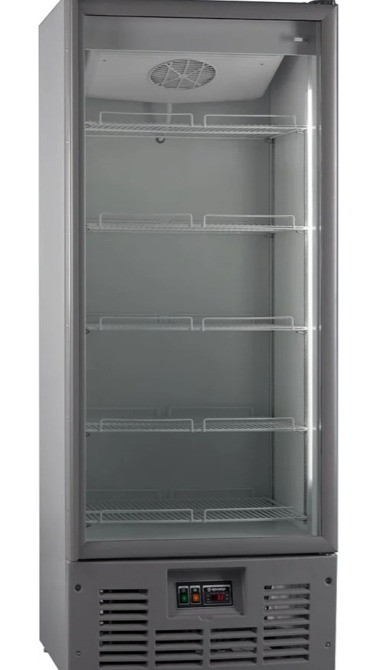 Ашық әйнекті есіктері мен сөрелері бар тоңазытқыш витрина, дүкенде немесе кафеде өнімдерді көрсету үшін арналған.