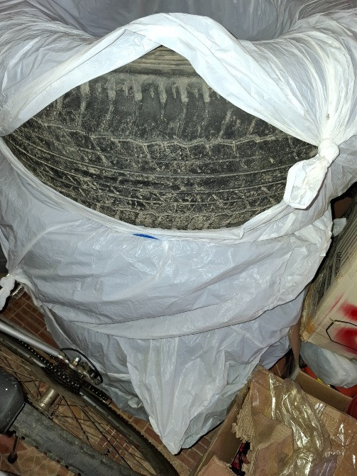 Ескі дөңгелектер, пластик пакетке оралған және басқа заттар арасында жасырынған