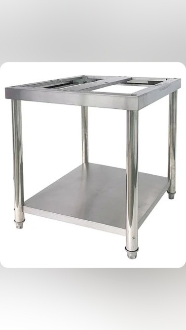Нержавеющий стол без верхней части с одной полкой для хранения, предназначенный для использования в кафе или ресторане