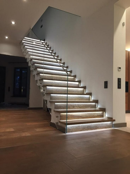 Современная лестница с подсветкой и стеклянными перилами