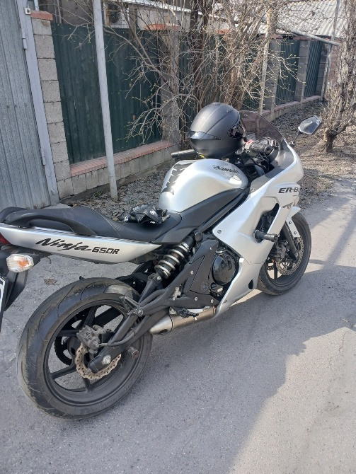 Боковой көрінісі мотоцикл Kawasaki ER-6F, қозғалтқышқа бағына отырып