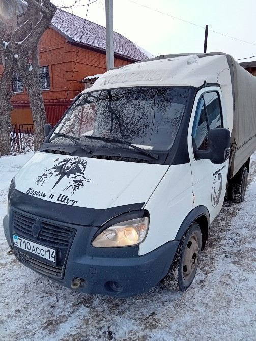 Грузовик на зимой дороге с грузовой будкой