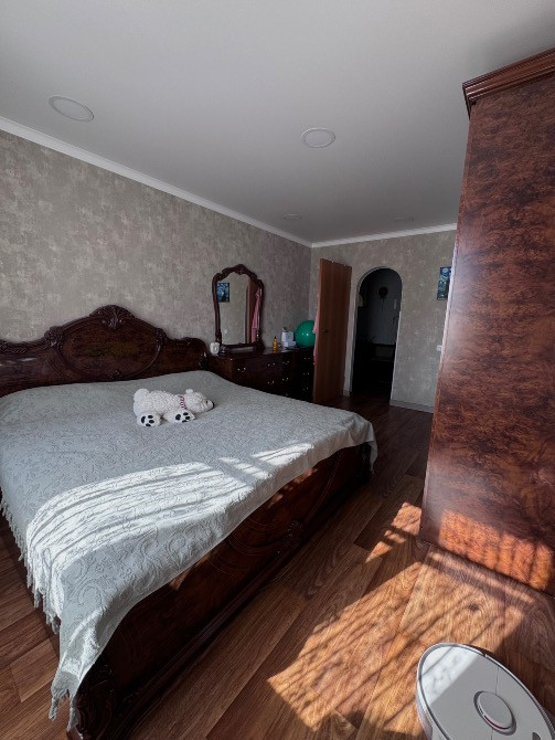 Ұйықтайтын бөлме төсектің және коридорға шығатын есіктің болуымен