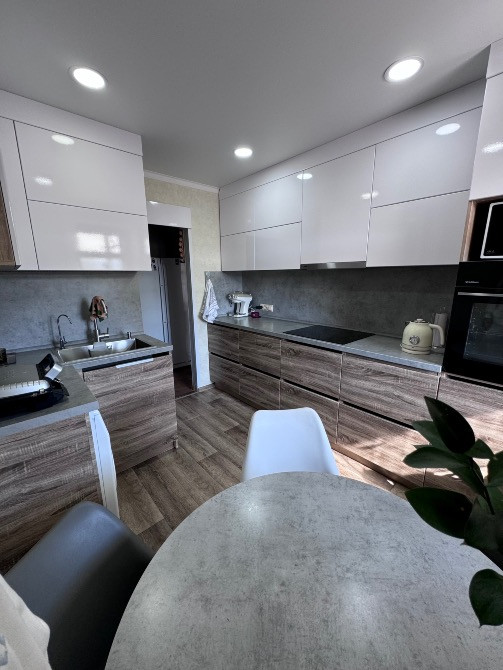 Ас бөлмесі заманауи шкафтар мен үстелмен