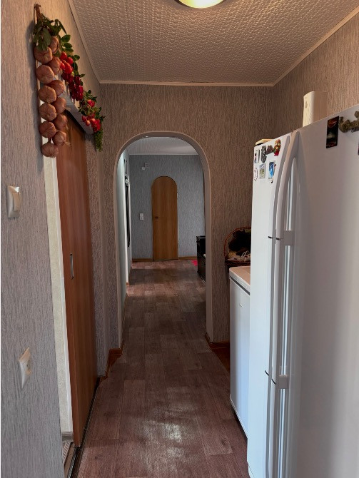 Коридор тоңазытқышпен және аркамен