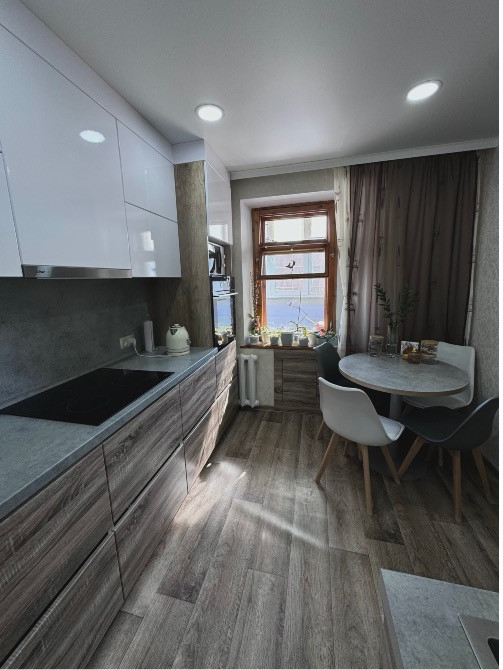 Ыңғайлы ас бөлмесі ас дайындайтын үстелмен