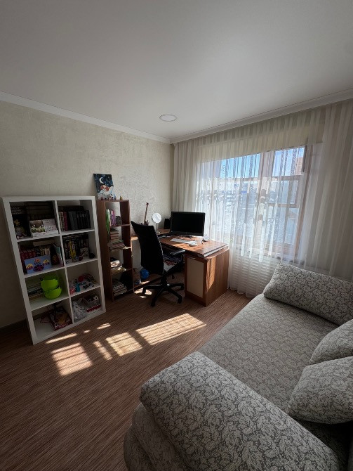 Ыңғайлы бұрыш жұмыс үстелі мен диванымен