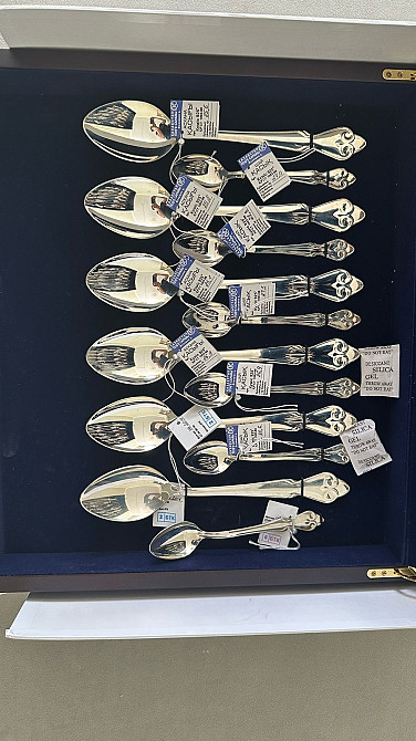 Набор серебряных столовых ложек в коробке с ценниками