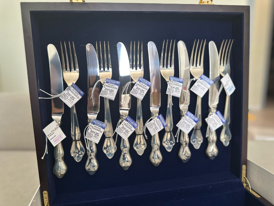 Набор серебряных ножей и вилок в коробке с ценниками