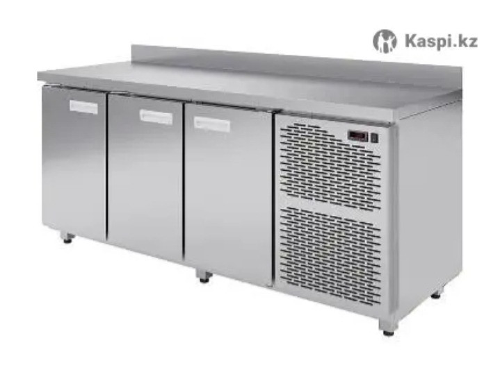 Металлдан жасалған үш есікті тоңазытқыш үстелі, бүйірлік вентиляциясымен, кәсіби ас үйде пайдалану үшін жобаланған.