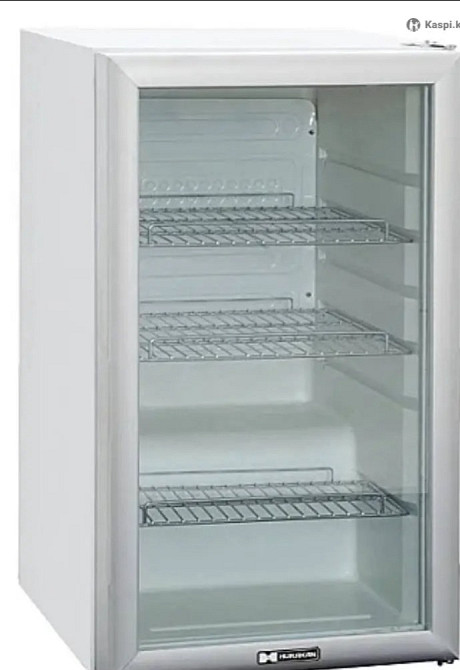 Прозрач есік пен металл сөрелері бар тоңазытқыш