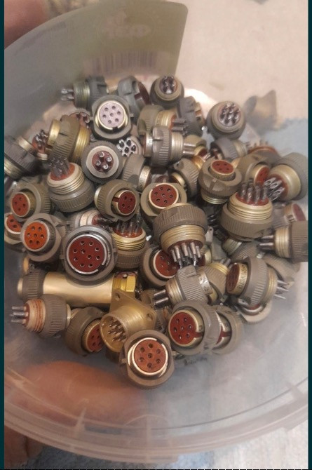 Коллекция разъемов и соединителей с контактом