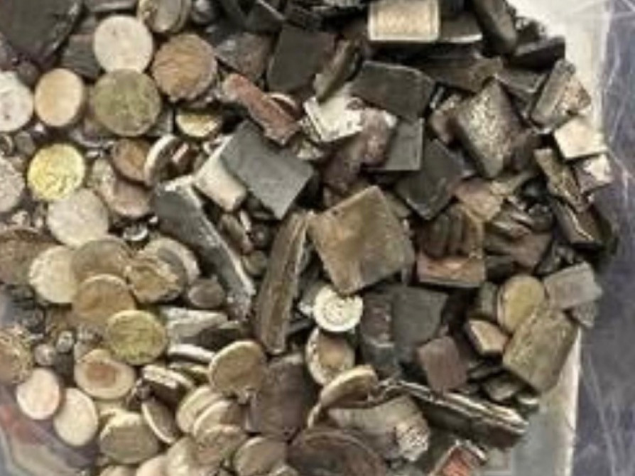 Металлические и пластиковые детали, возможно, из старых электрических изделий