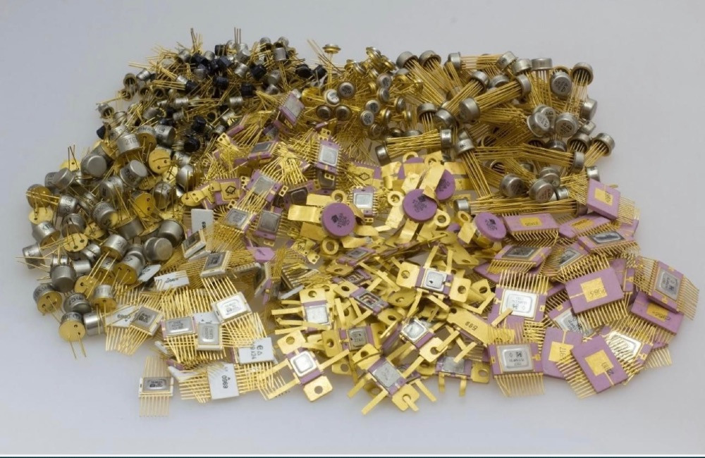 Куча электронных микросхем и компонентов