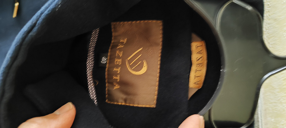 Этикетка пальто с надписью 