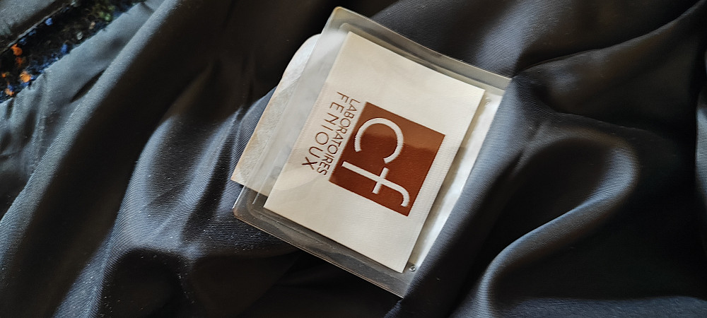 Этикетка от пальто с логотипом品牌