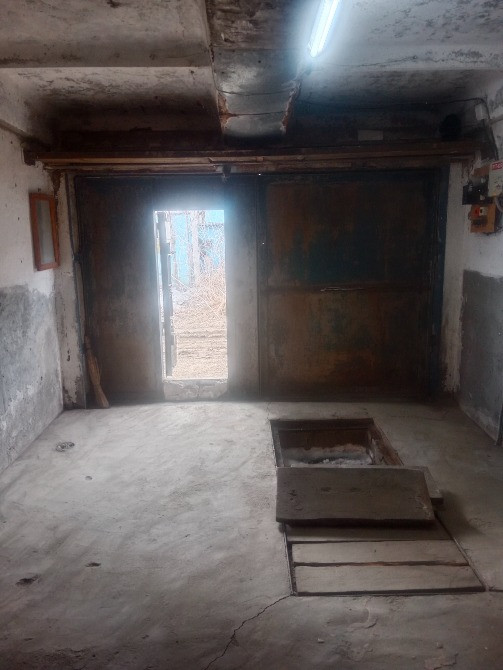 Ашық есігі бар қойманың ішкі көрінісі