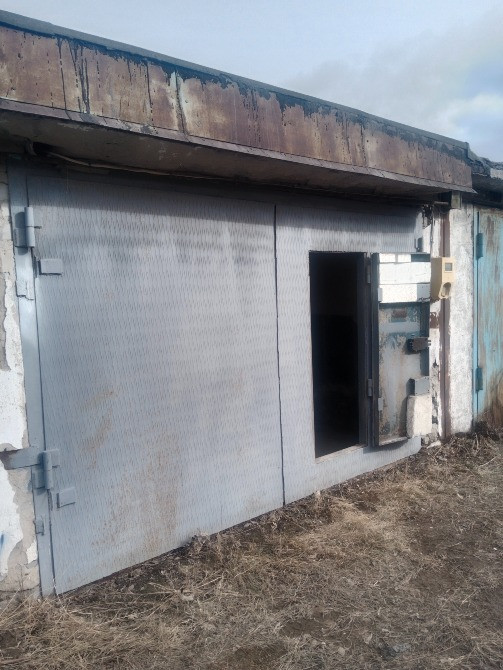 Металл қоймасының сыртқы есігі