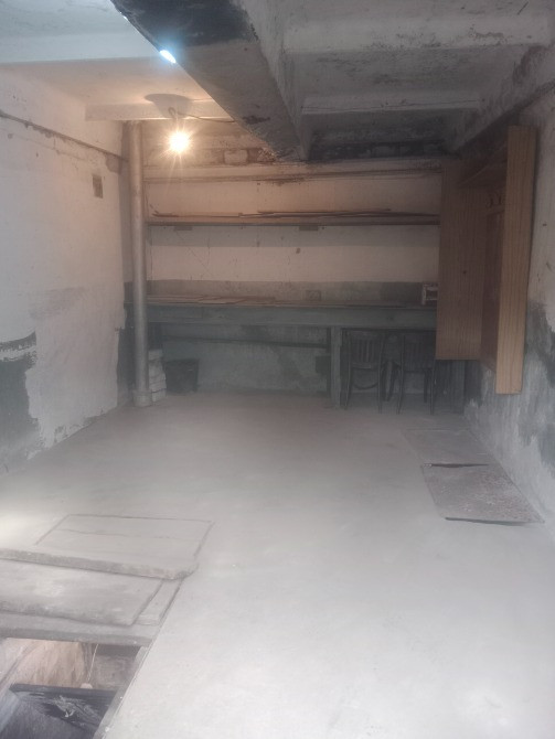 Шырылдап жатқан баспалдақ пен жарығы бар бөлменің ішкі көрінісі