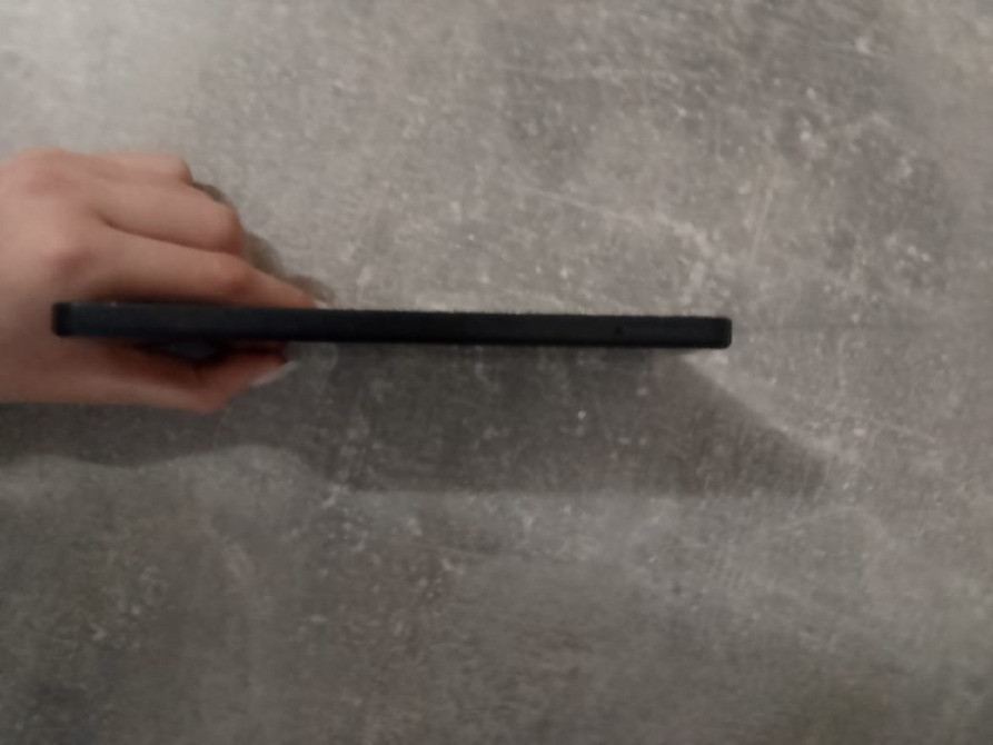 Смартфонның бір бүйір көрінісі, сұр фонмен