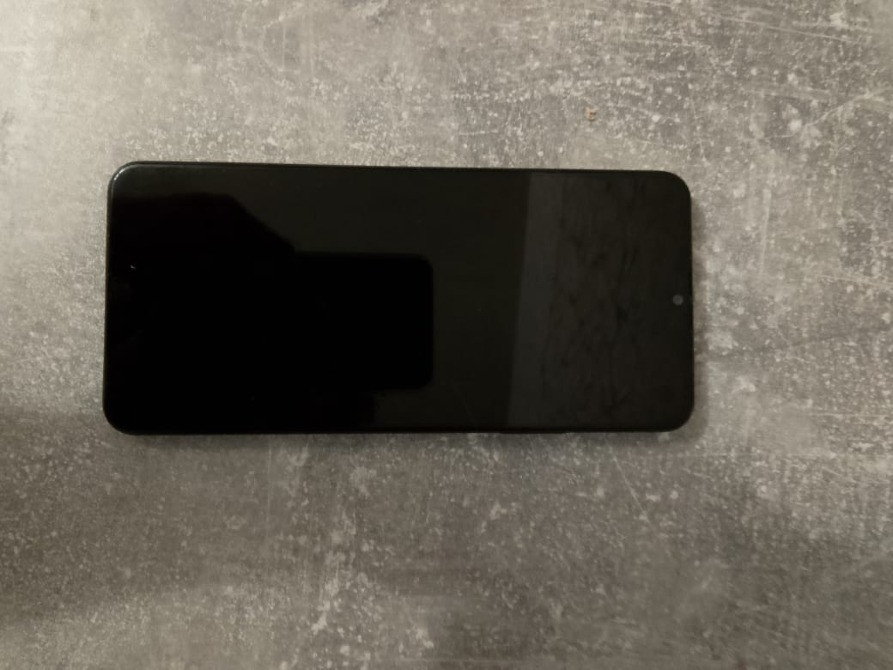 Смартфонның экран сөндірілген алдыңғы беті, сұр фонмен