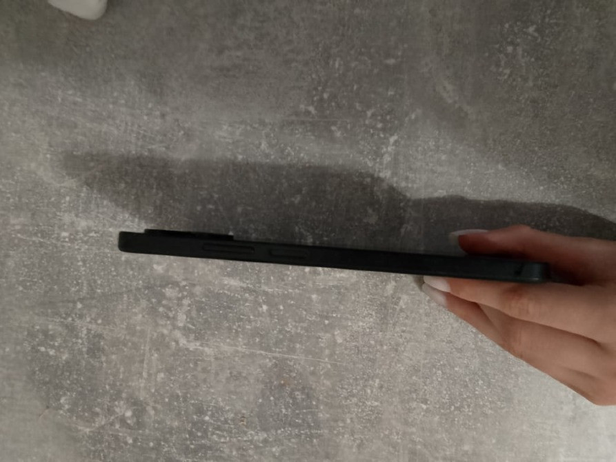 Смартфонның екінші бүйір көрінісі, сұр фонмен