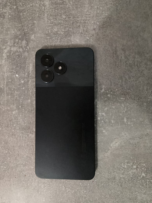 Смартфонның қара түсті артқы панелі, екі камерамен