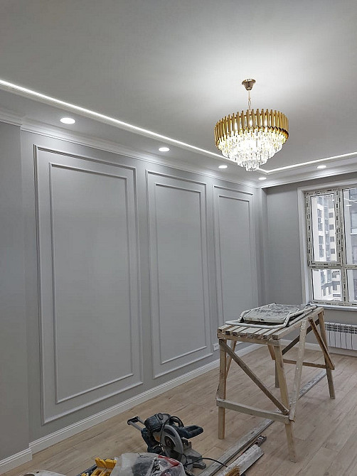 интерьер комнаты с красивым потолочным освещением и стенами