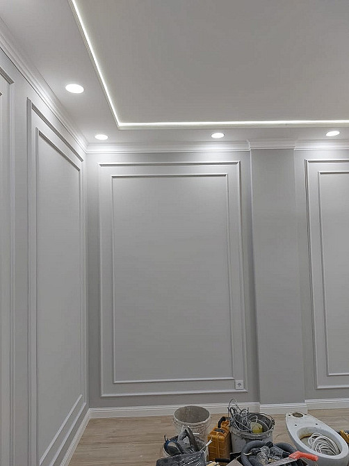 угол комнаты с современным светом и отделкой