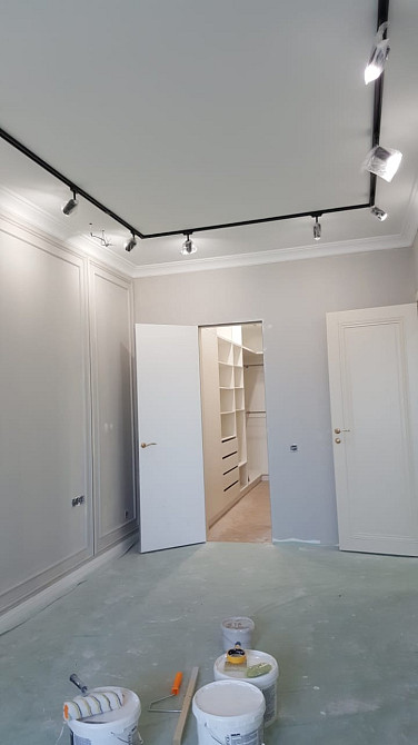 образ помещения с углом, показывающим дверь и полки