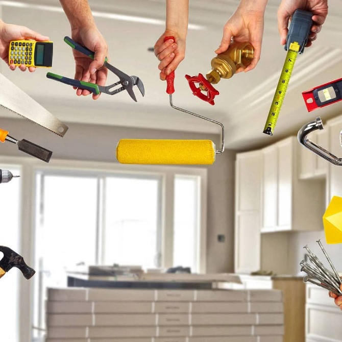 Инструменты для ремонта и строительства, включая отвертки, плоскогубцы, малярные ролики и другие предметы, летают в воздухе в современном интерьере кухни