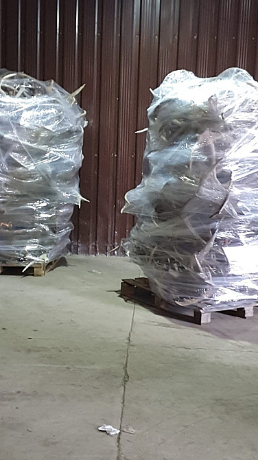 Упакованные товары на поддонах в складском помещении