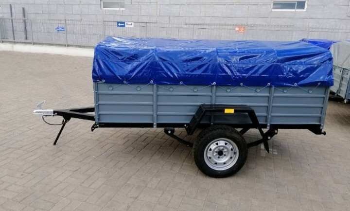 Прицеп с утепленным крыше и синим покрытием