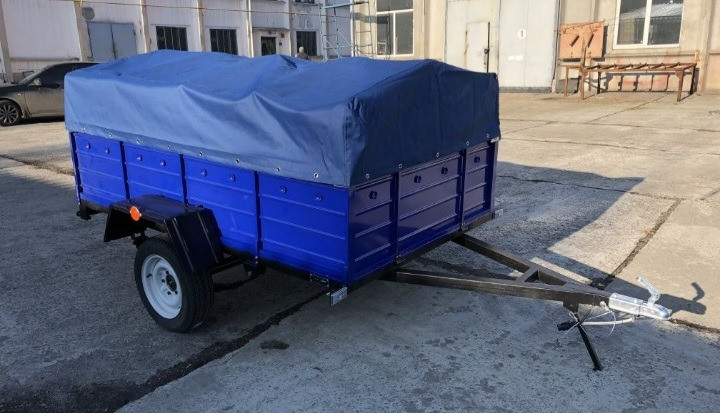 Прицеп с синей крышей и закрытым кузовом
