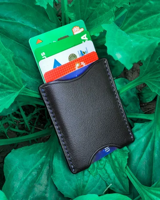 Столдағы ашық карталары бар қара картридж