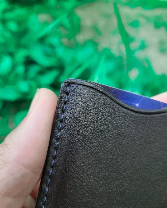 Ағаш бетінде бірнеше көрінетін картасы бар қара картридж