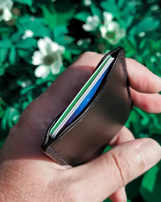 Қара картридждің бүйірден көрінісі, ішінде бірнеше карта бар