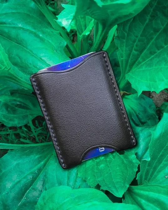 Қолдағы карттарға арналған картридж ағаш бетінде