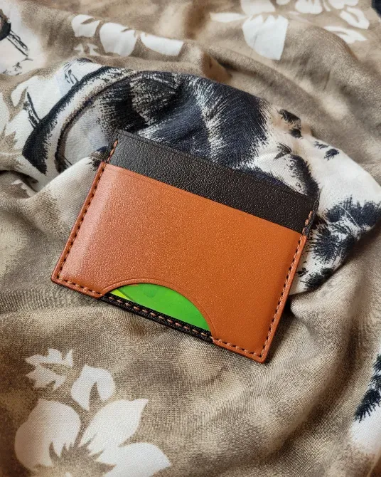 Кожаный кошелек с закрытым карманом и картами на осеннем столе