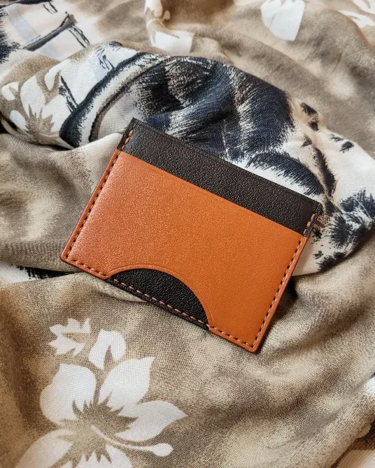 Кожаный кошелек с открытым карманом на осеннем столе