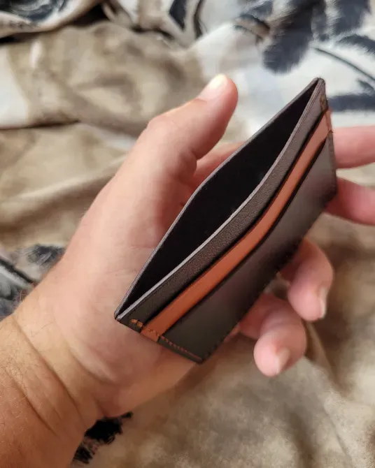 Кошелек с деньгами и монетами на осеннем столе