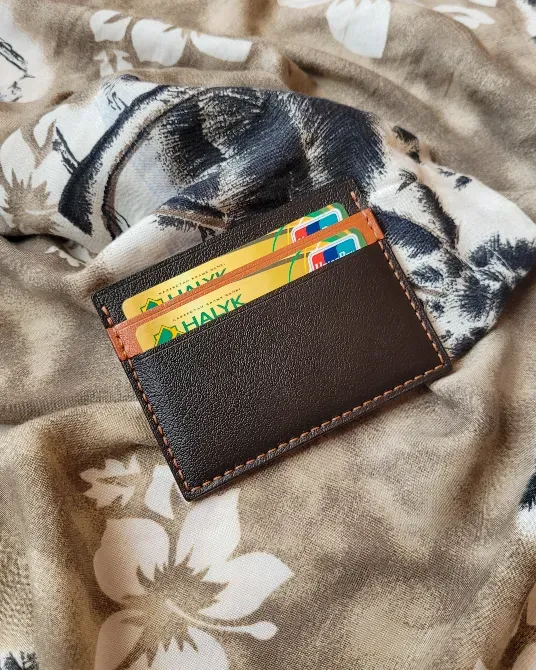 Кожаный кошелек с картами на деревянном столе