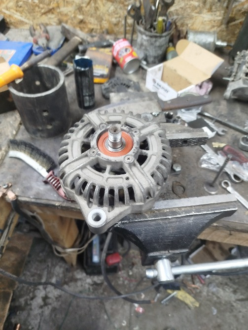 Разобранный генератор с видимыми компонентами