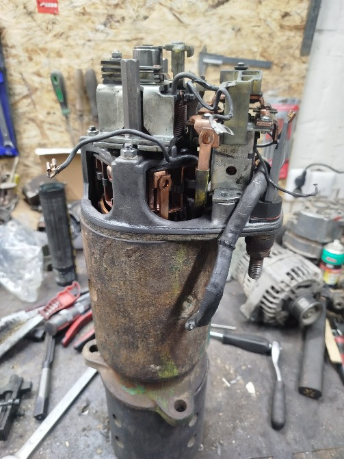 Сборка стартера с видимыми проводами и компонентами