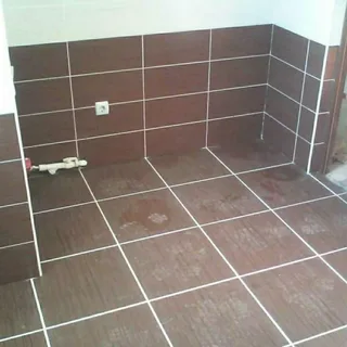 Қабырғалар мен жерде қоңыр плитканы аяқталған төсеу