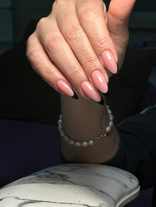 Элегантный маникюр с натуральным покрытием в нежных тонах, аккуратно оформленные ногти